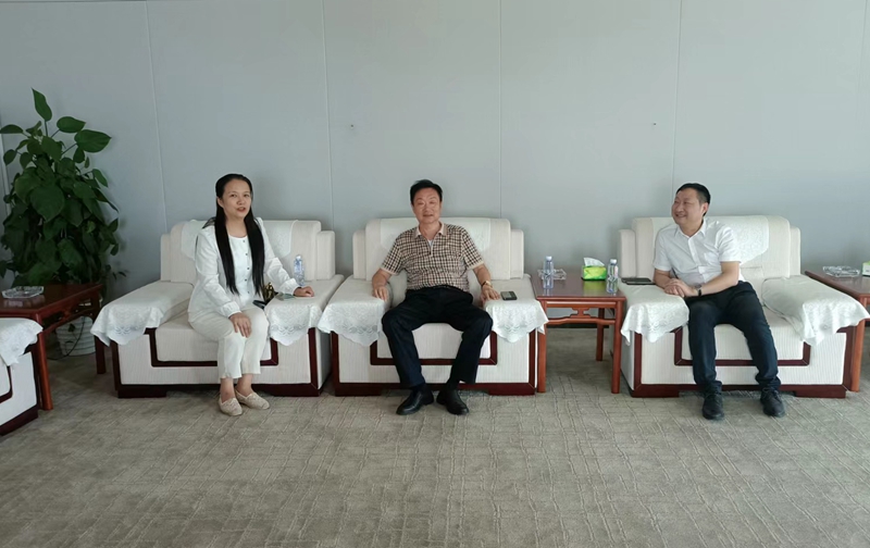 岳氏集團(tuán)董事長(zhǎng)岳平安、北京中郵鴻運(yùn)董事副總黃貴斌拜訪中展航空