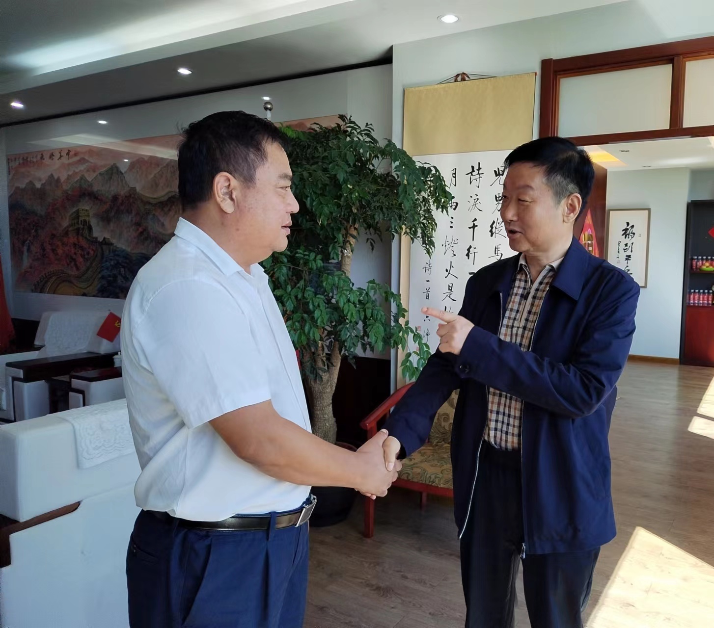 云南瀾滄縣縣長(zhǎng)左應(yīng)華一行到訪(fǎng)岳氏集團(tuán)總部