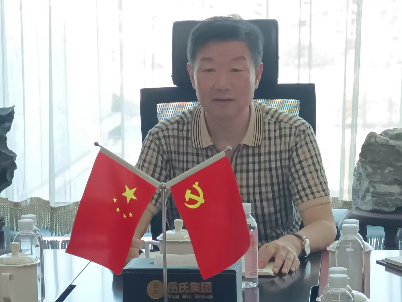 連手機(jī)都放不下，你還能放下什么？——岳氏集團(tuán)召開(kāi)季度管理工作懇談會(huì)